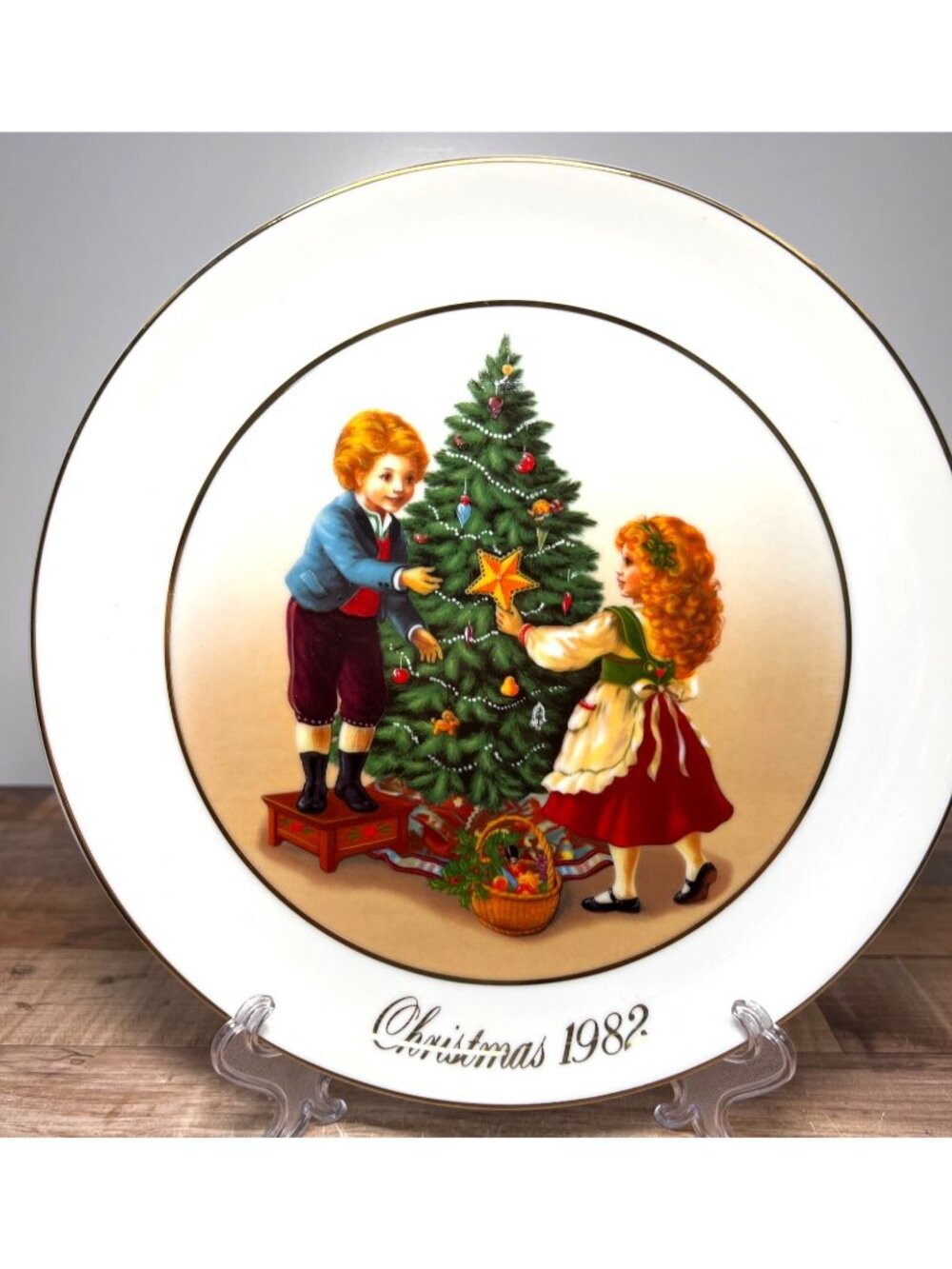 Avon 1982 Christmas Memories Decorative Plate Second Edition 22K Gold Trim Japan